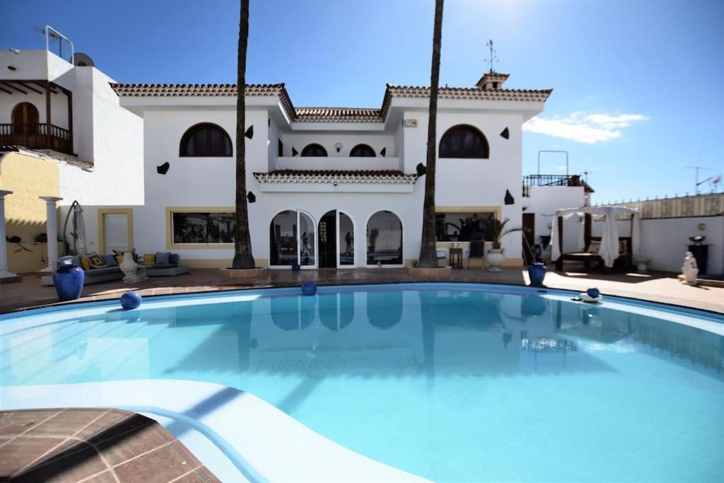 Hotel Large Villa With Huge Private Pool, Jacuzzi, & Gym