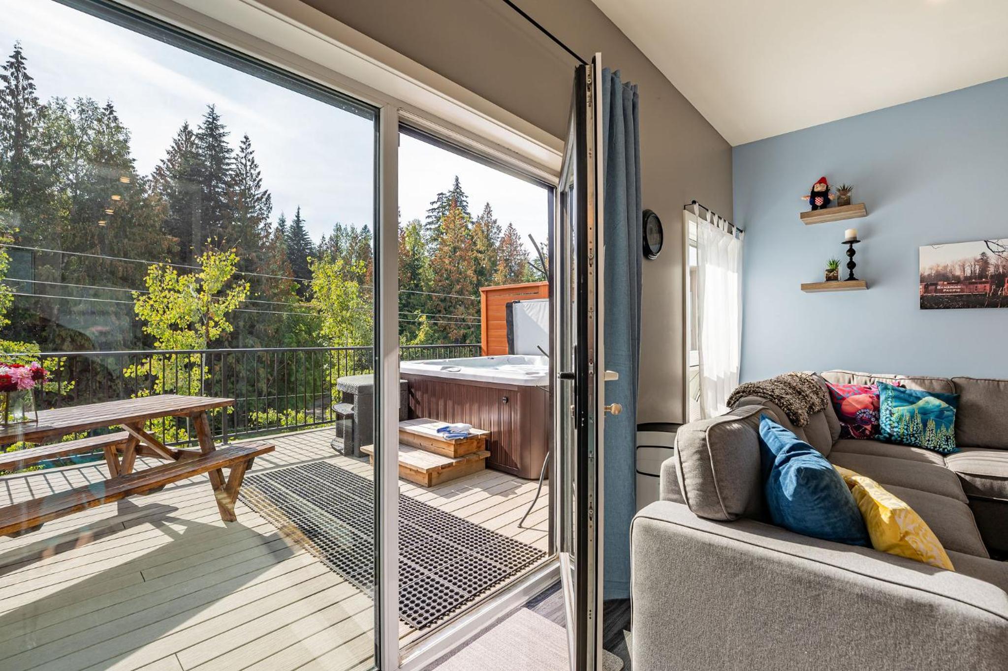 Hotel Pillow Top Condo By Revelstoke Vacations