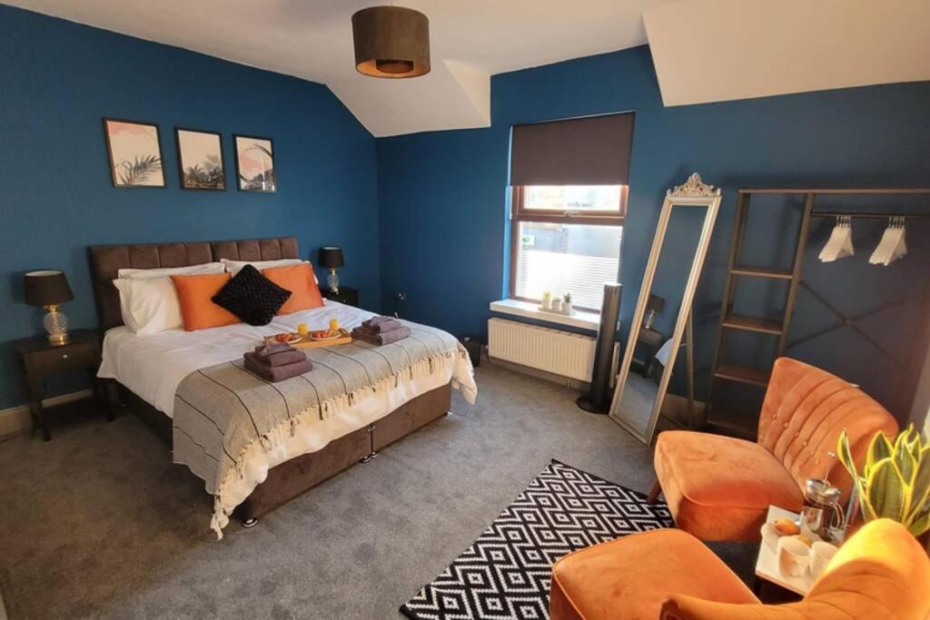 Hotel Modern And Spacious 4 Bedroom House, Hot Tub, Wifi, Netflix, Parking