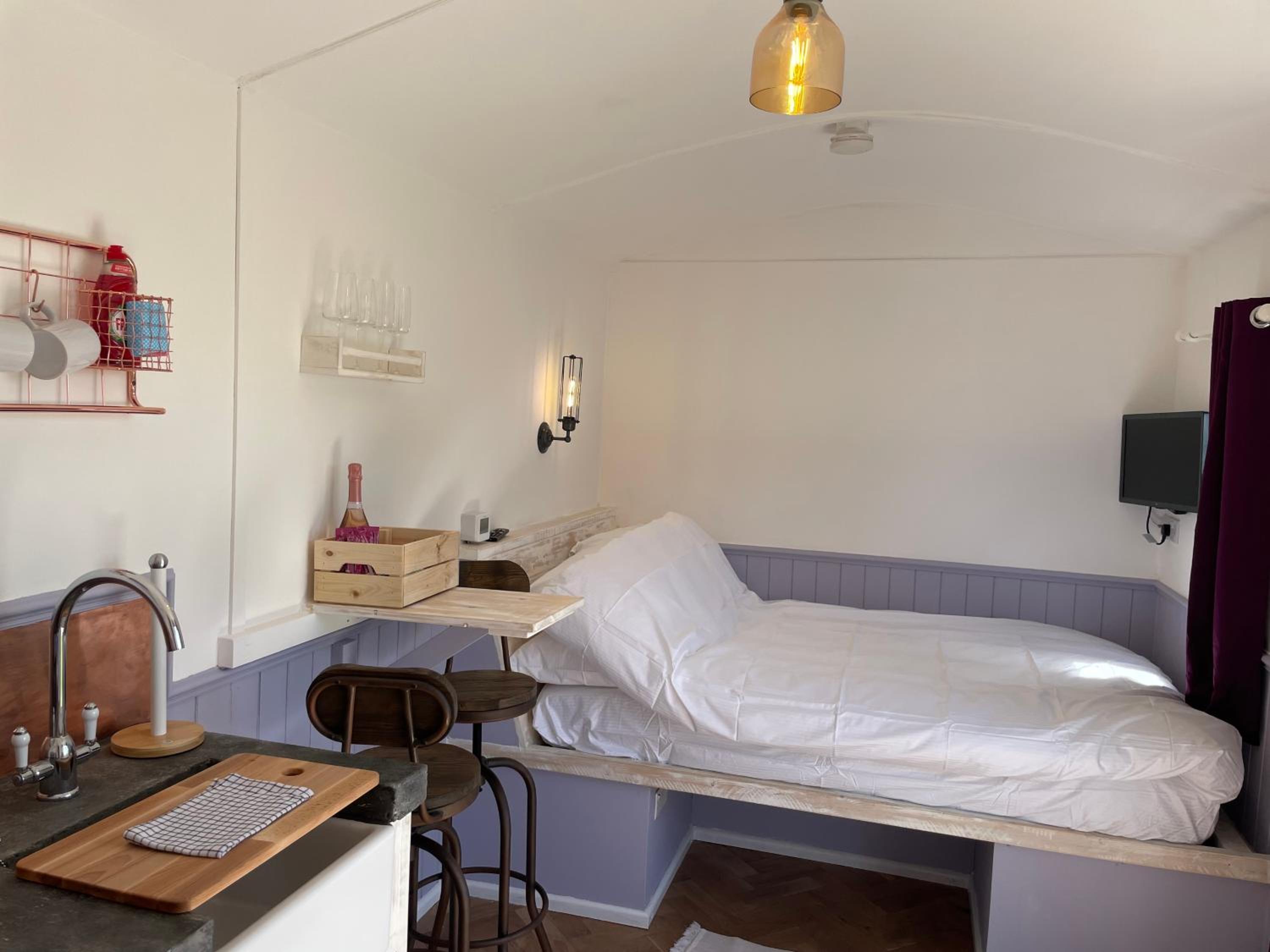 Hotel Lilac Tree Hut