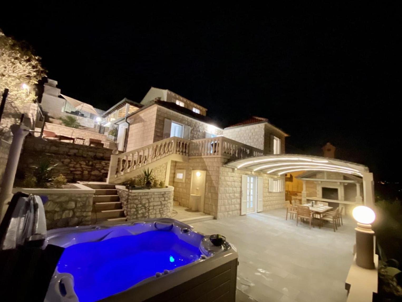 Hotel Villa Fjera With A Sea View, Hot Tubs, Terrace, Bbq