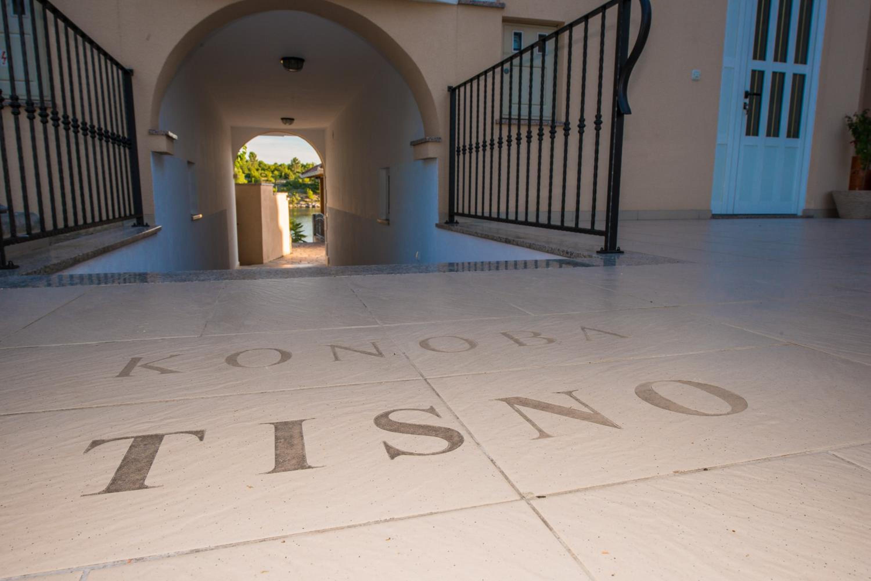 Hotel Apartments & Villa Tisno