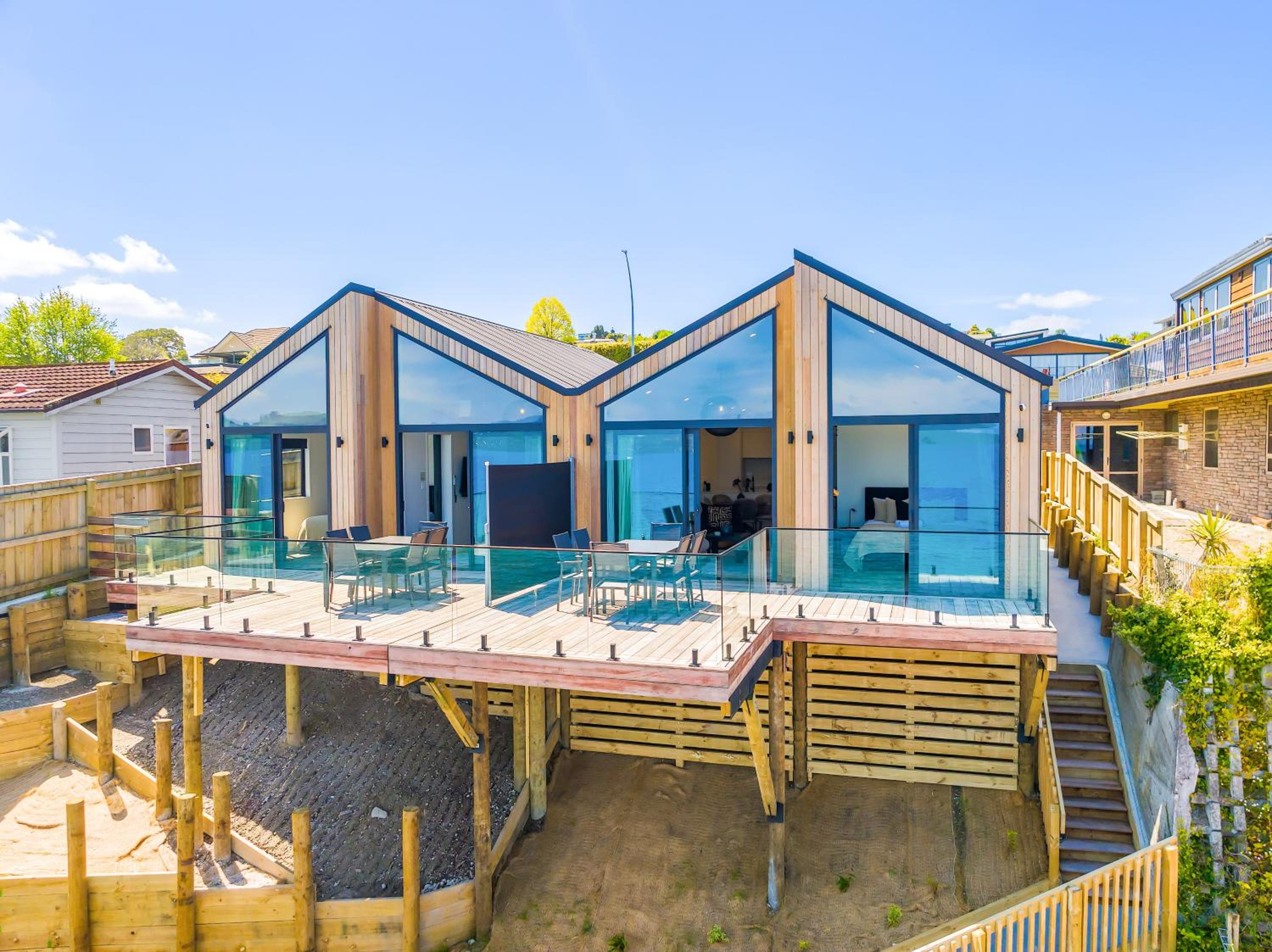 Hotel Lakefront - Large Deck Area - Spa Pool