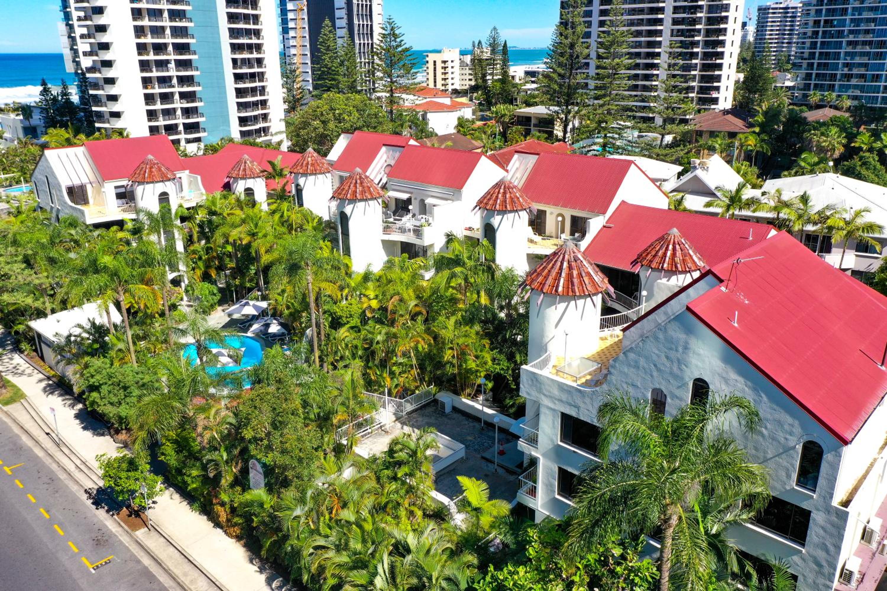 Hotel Coco Bella Retreat In Central Surfers - Sleeps 6-8