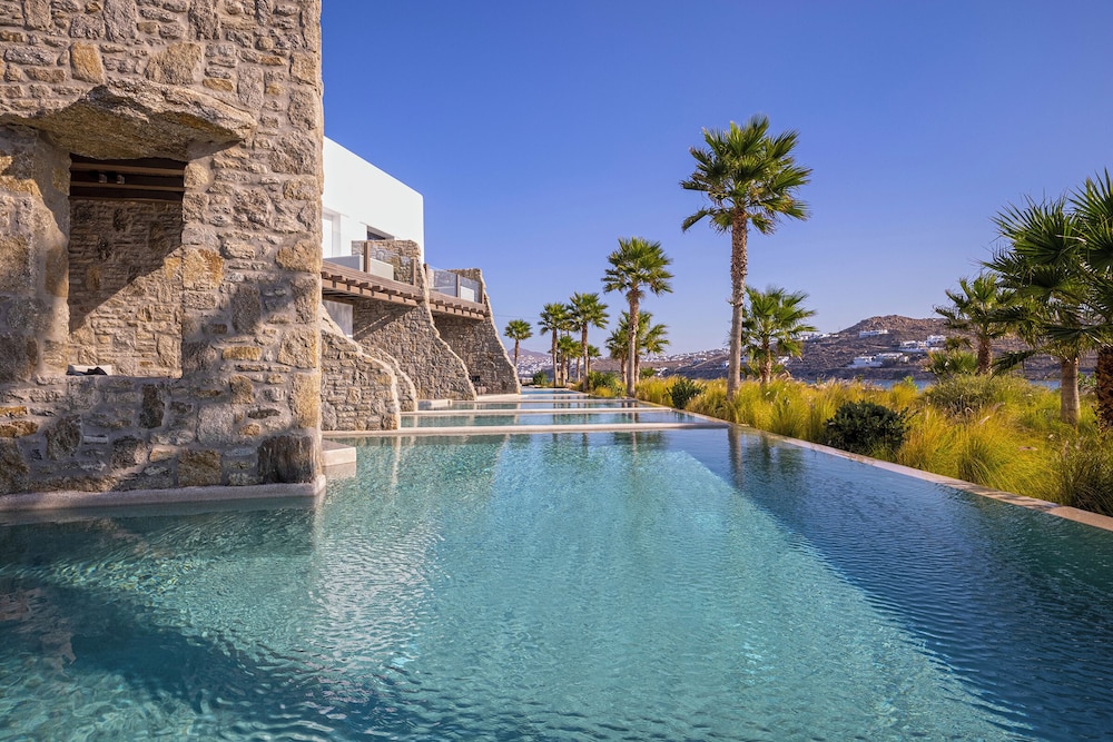 Hotel Aeonic Suites and Spa