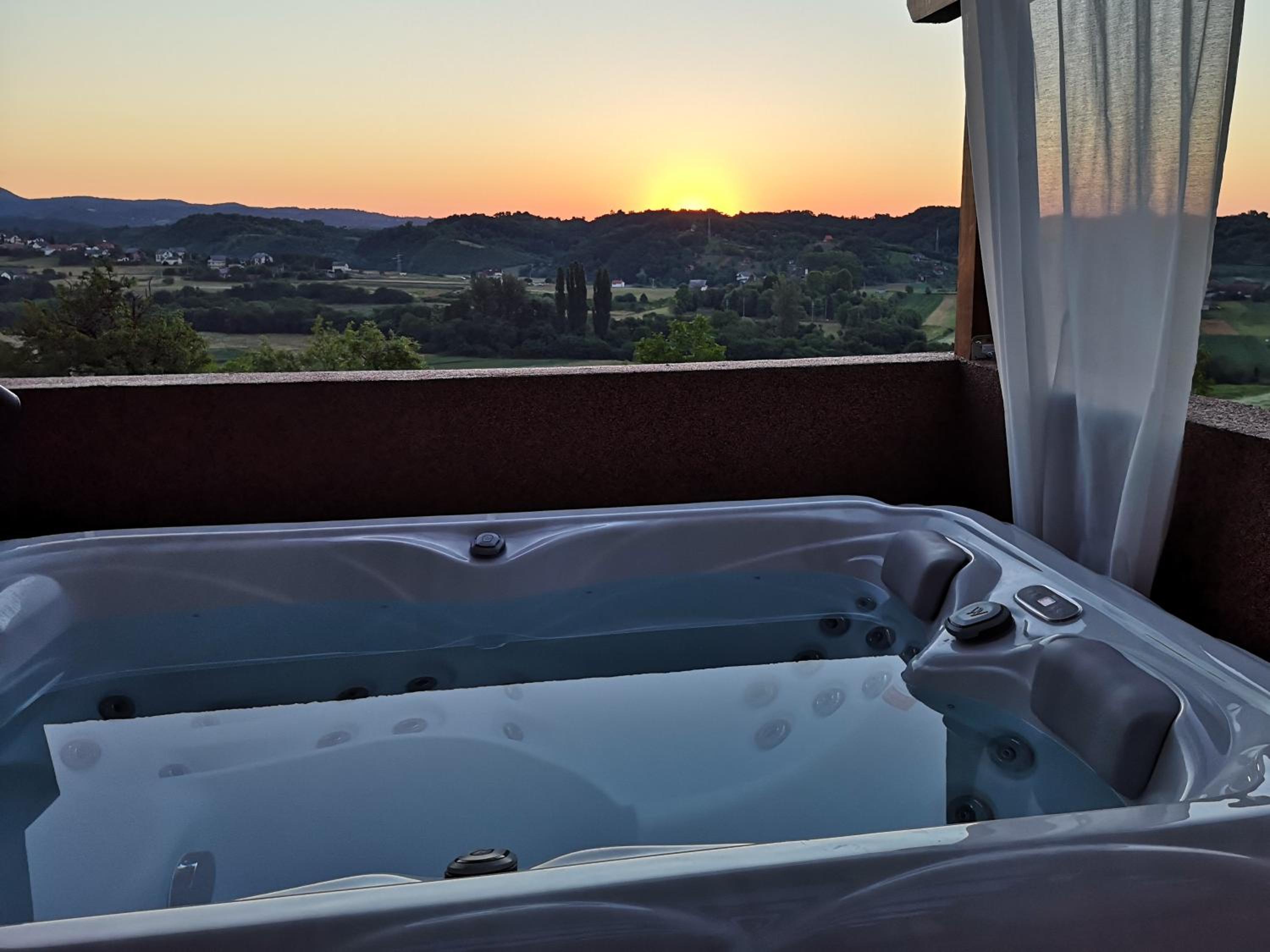 Hotel Viksa With Jacuzzi
