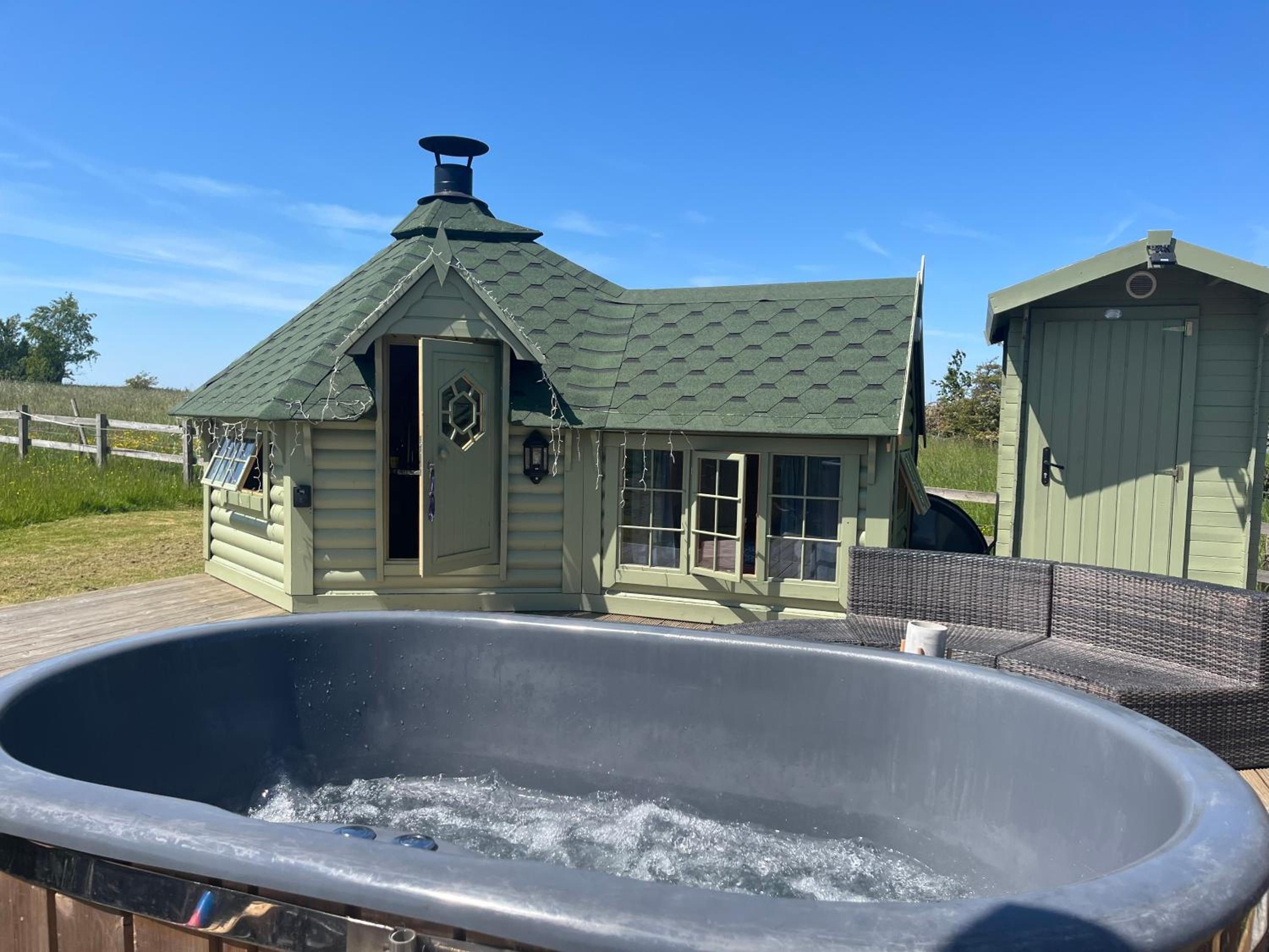 Hotel Hobbit Hut