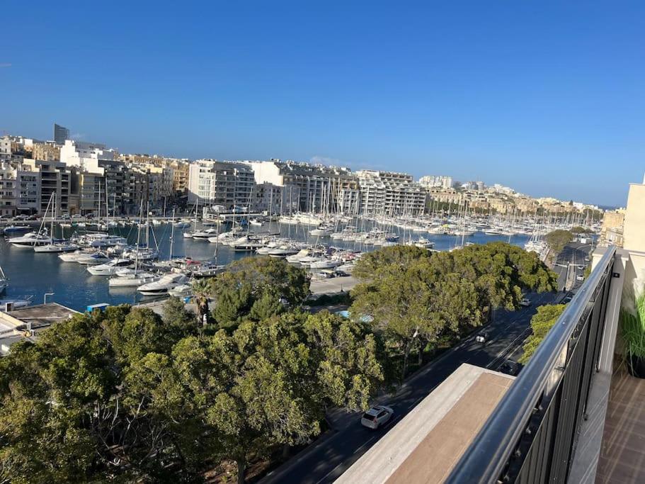 Hotel Penthouse Centrally Located Near Marina