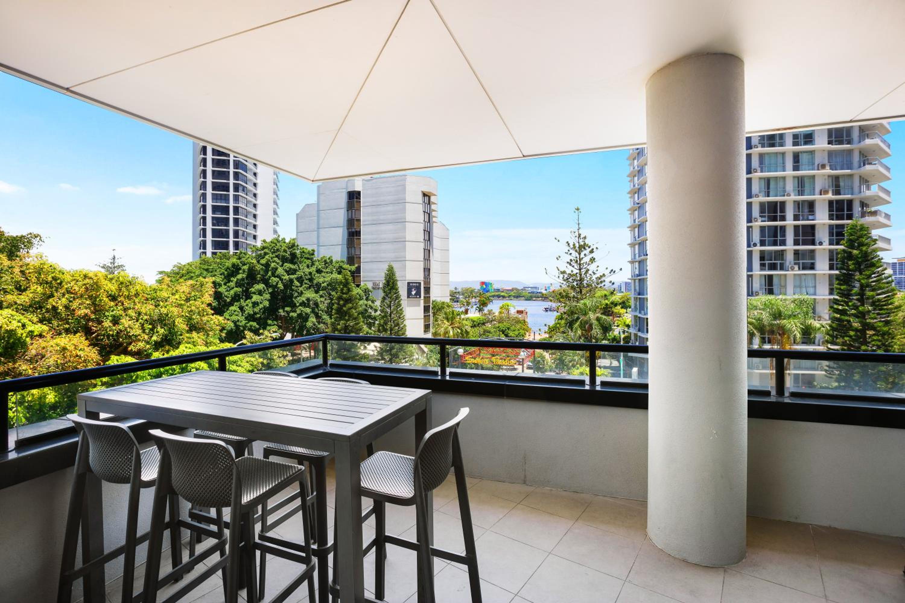 Hotel Circle On Cavil Canal Views Huge Apartment