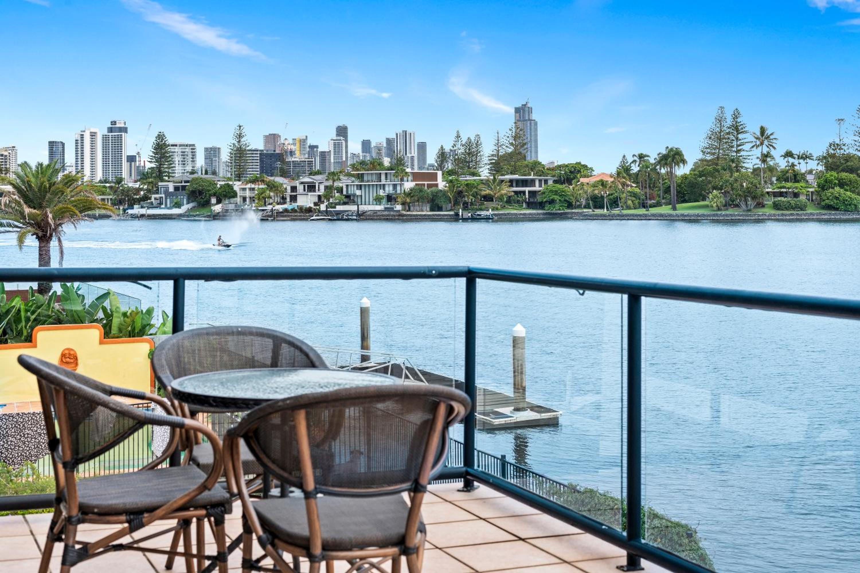 Hotel Perfect Waterfront Escape In Surfers Paradise