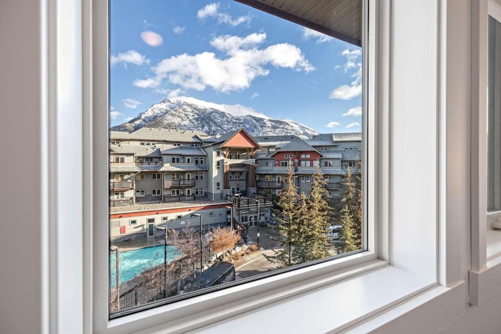 Hotel Mountain Retreat - Modern And Bright With Panorama Views 2 Bedrooms, 4 Beds, Heated All-Year Outdoor Pool, Hottub, Balcony, Banff Park Pass