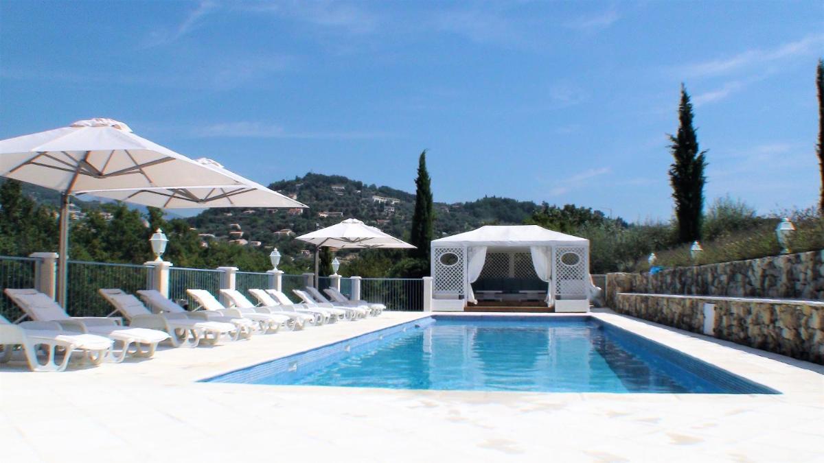 Hotel B&B with charm, quiet, kitchen, sw pool.