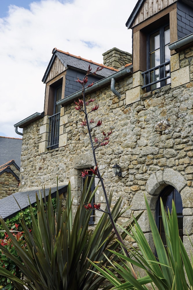 Hotel Manoir Des Douets Fleuris