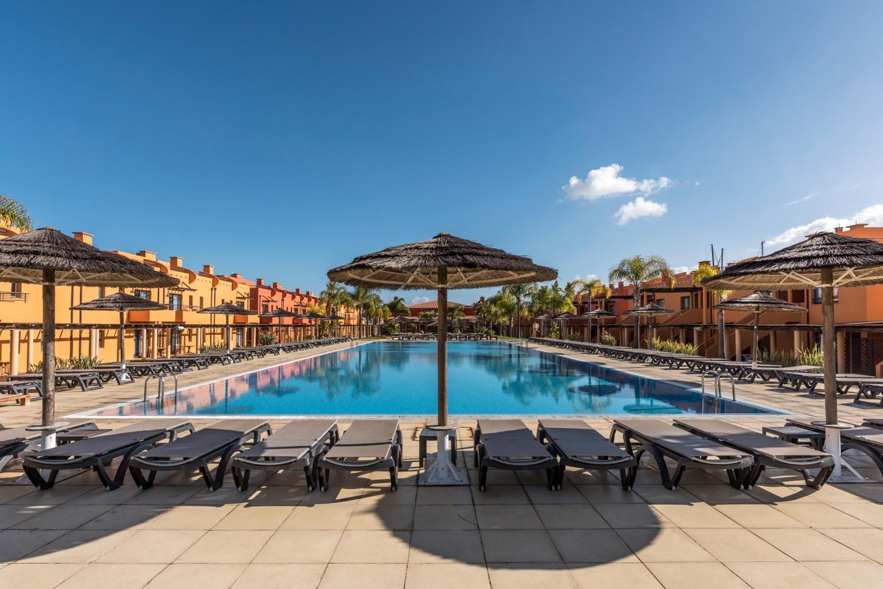 Hotel Luxury Apartment, Marina, Beach & Pool