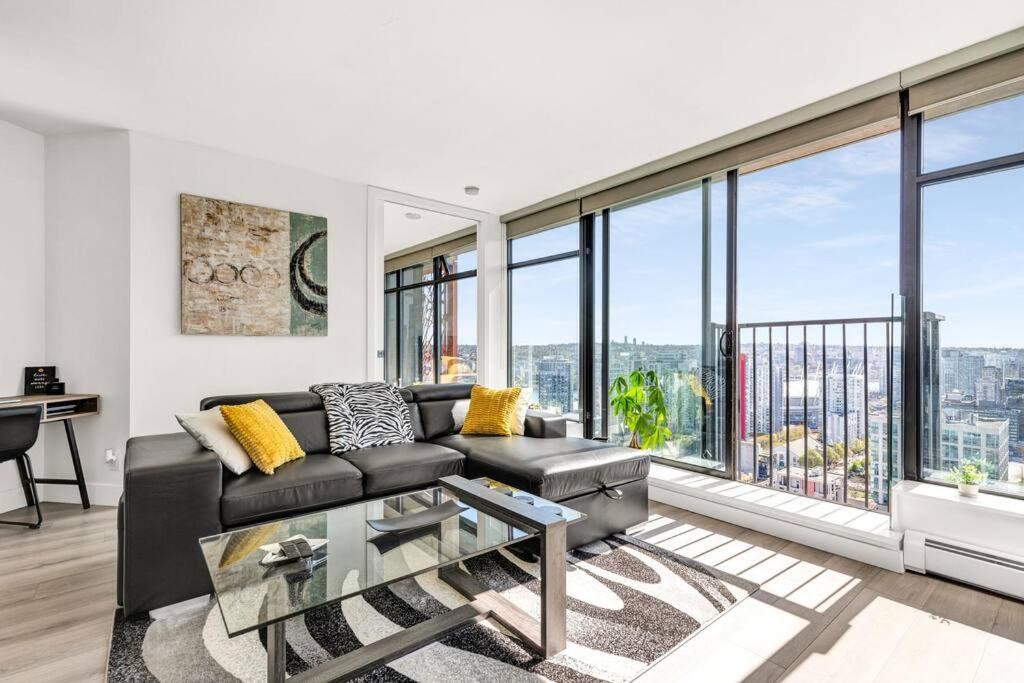 Hotel Downtown Luxury Apartment With Amazing City Views!