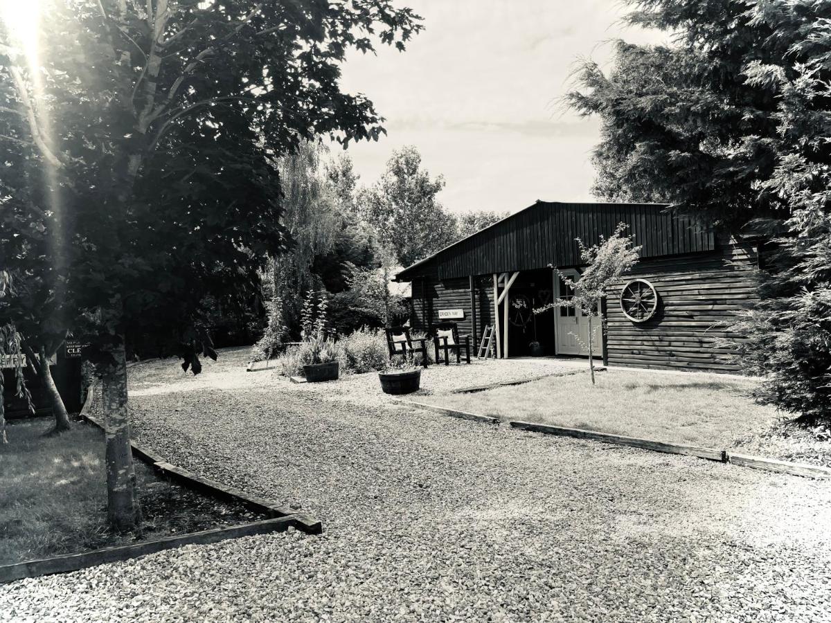 Hotel Secluded Cabin Set In 5 Acres Of Private Land, With Exclusive Use Of Swimming Pool And Hot Tub For Up To 10 Guests