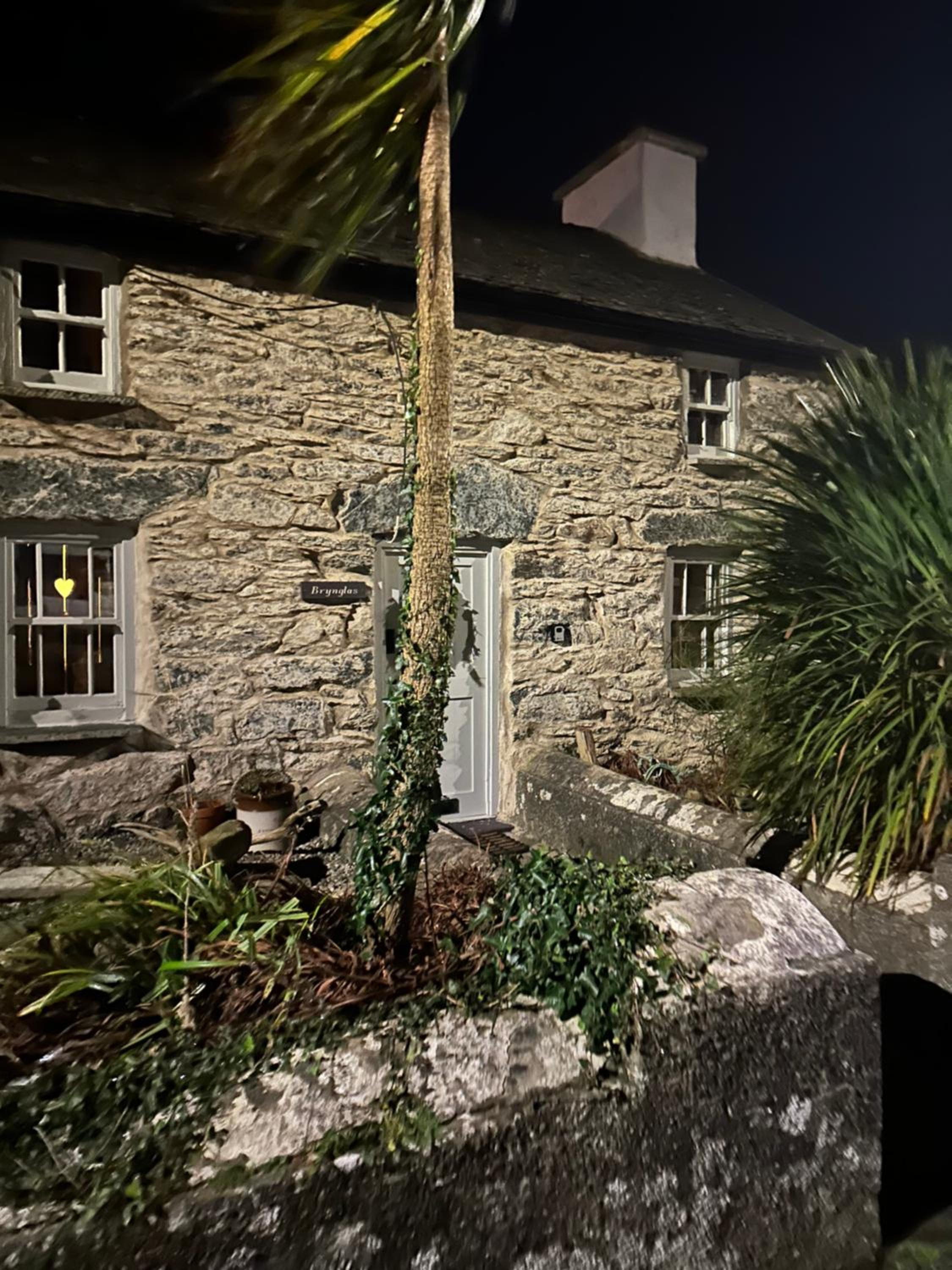 Hotel Brynglas Cottage With Hot Tub, Anglesey.