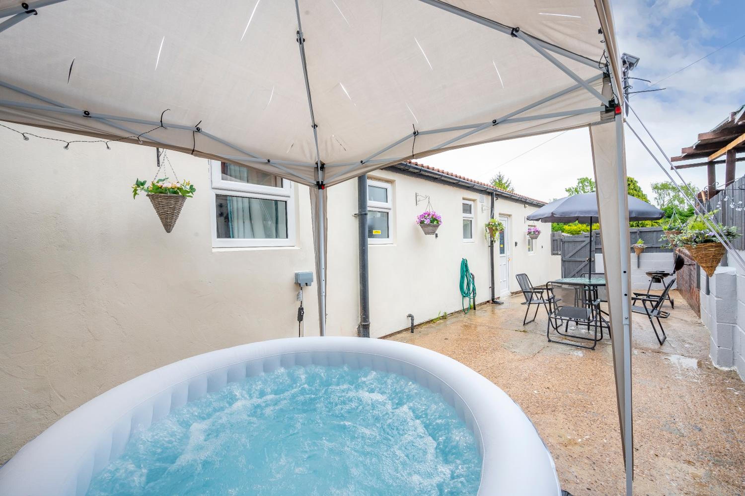 Hotel 2a Ground Floor House Setup For Your Most Amazing & Relaxed Stay + Free Parking + Free Fast Wifi