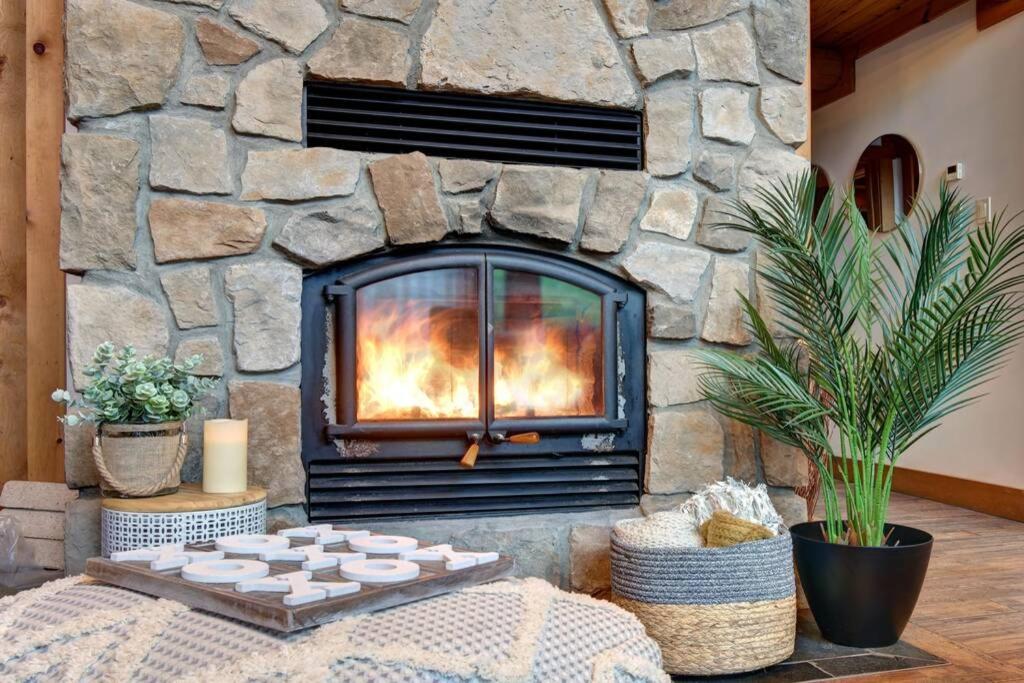 Hotel Log Cabin W Hot Tub, Beach Access, Near Of Tremblant