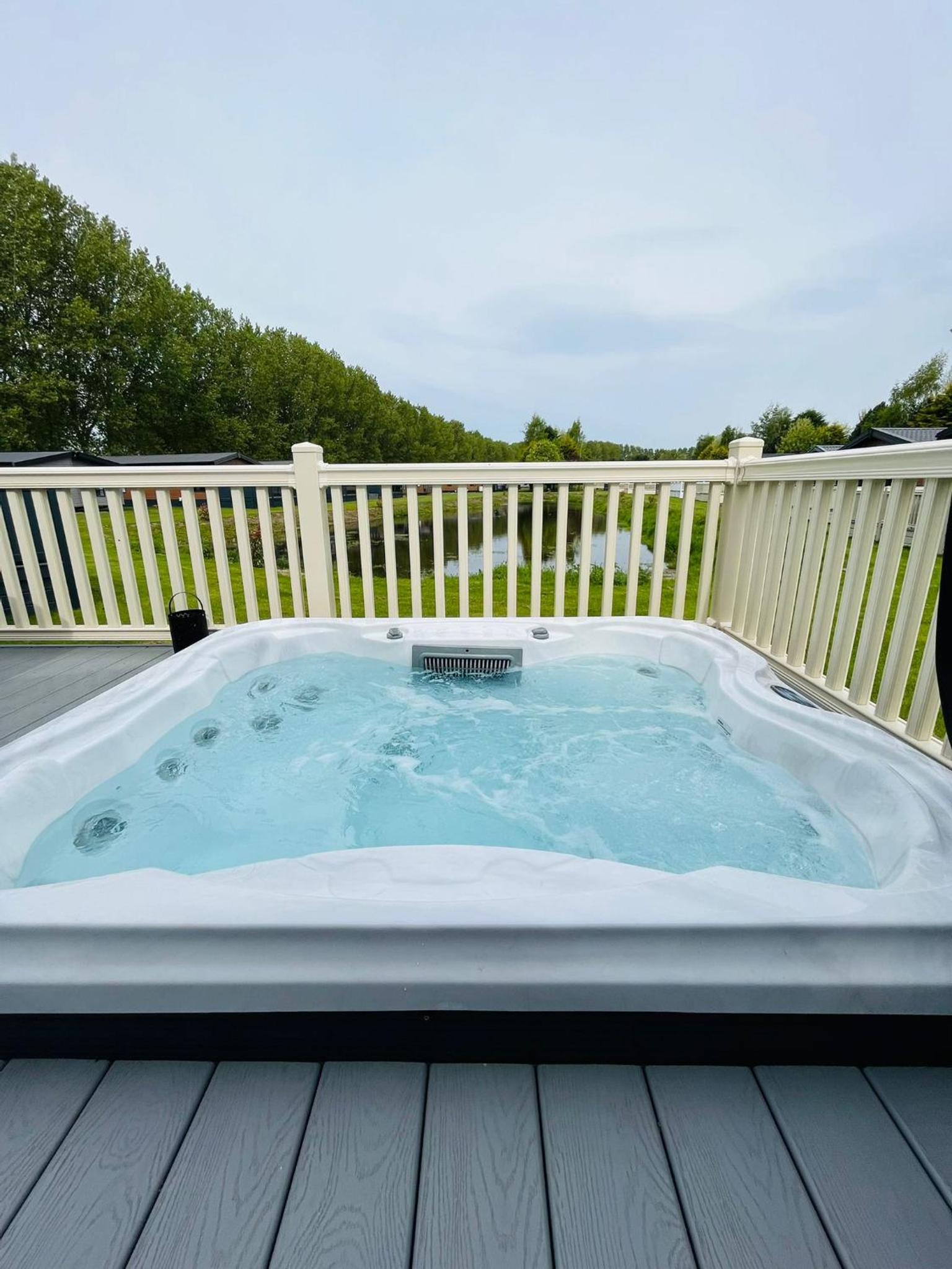 Hotel Pebble Lodge With Hot Tub