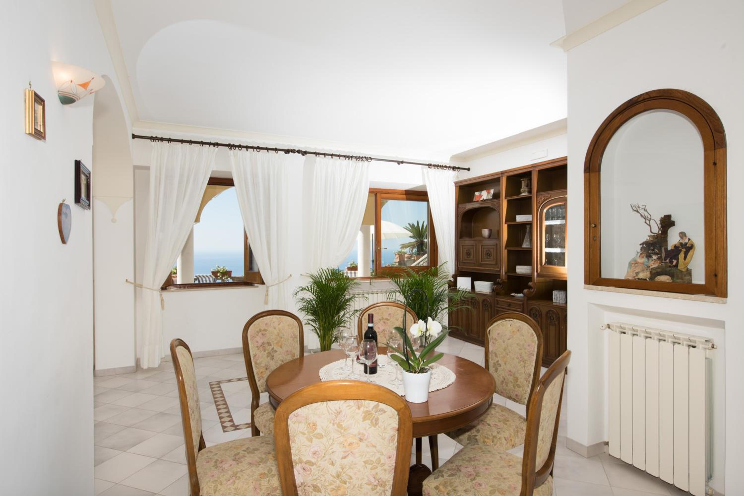 Hotel Villa Savina - Elegant Family Villa Overlooks Amalfi Coast