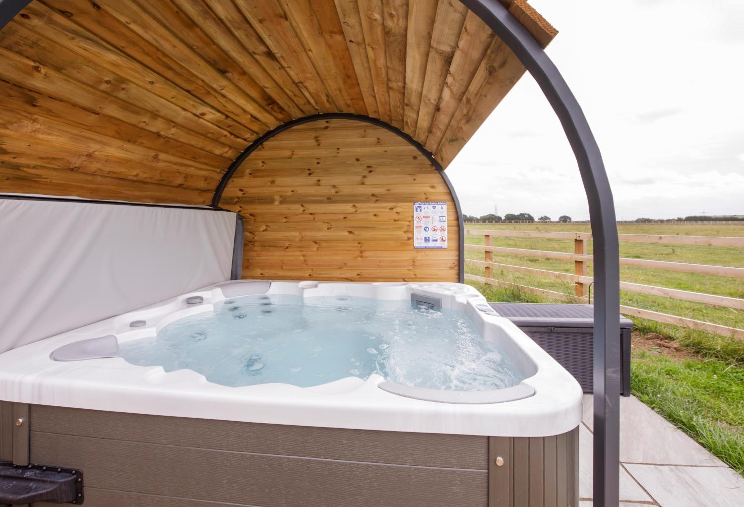 Hotel Little Meadow Pods with Hot Tub
