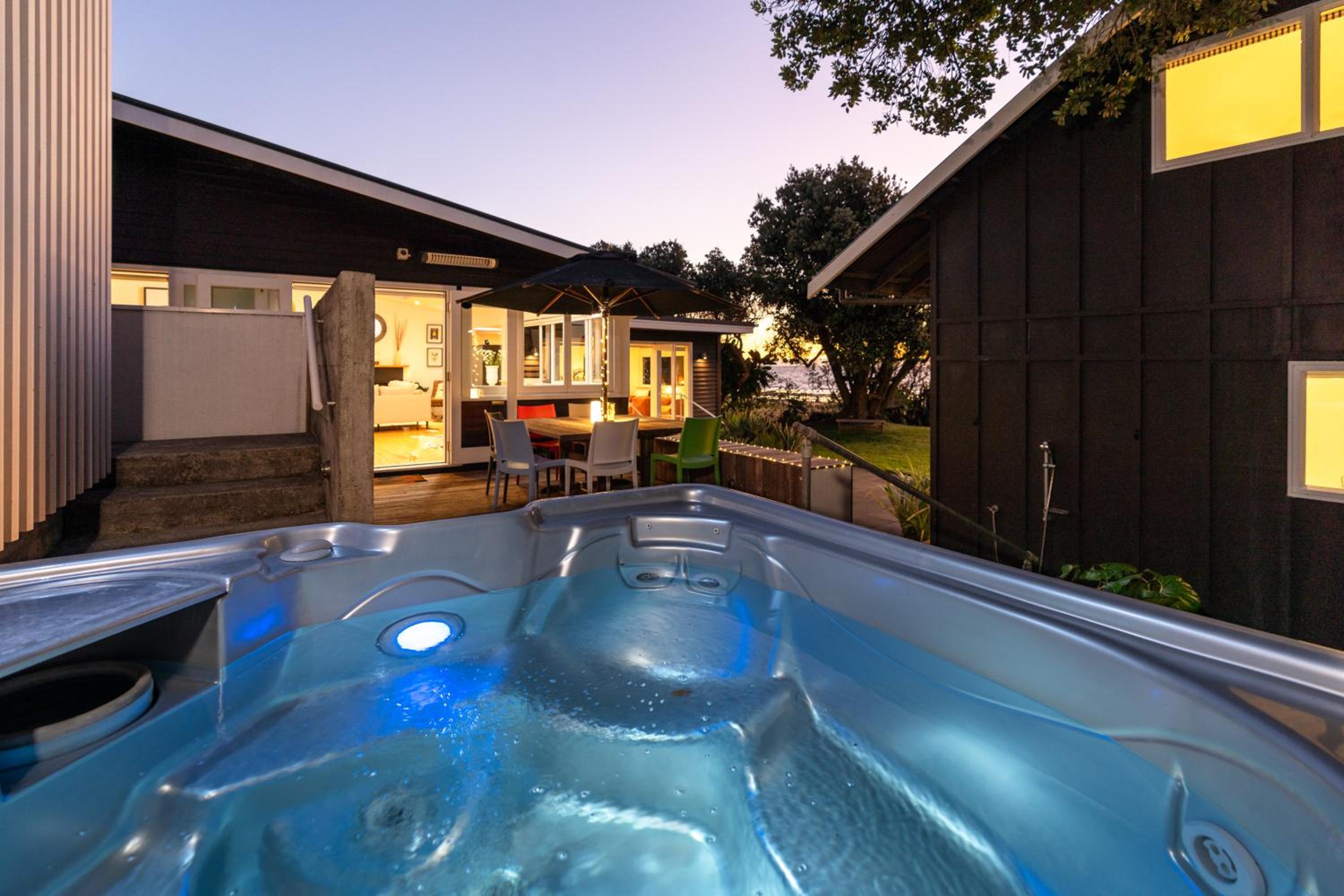 Hotel Luxurious Kiwiana Raumati Beachfront Home