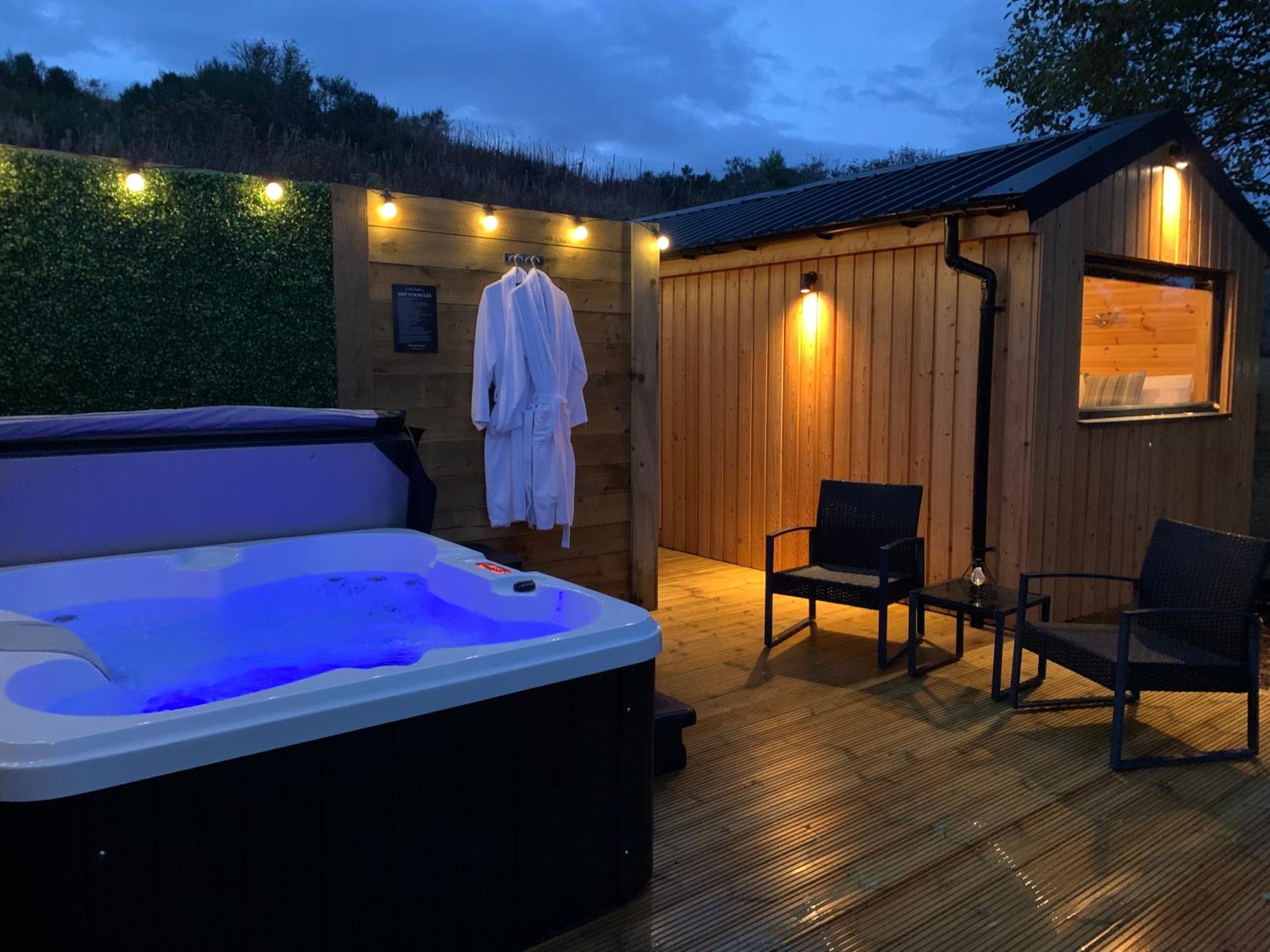 Hotel River Huts, Highland River Retreat with Hot Tub