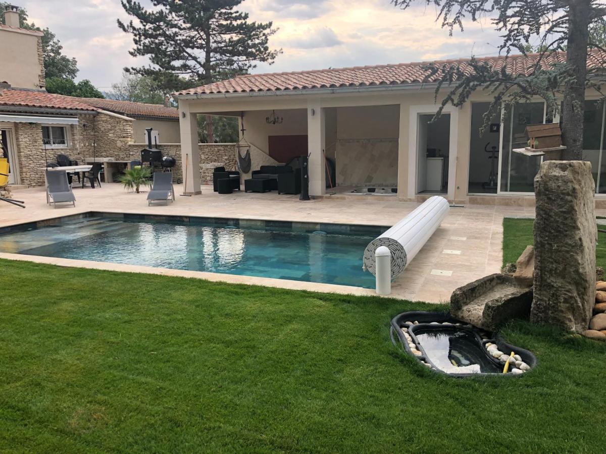 Hotel Au Milieu Des Piboules De Provence.