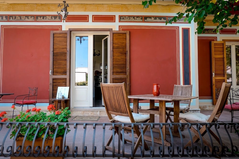 Hotel Divelia East