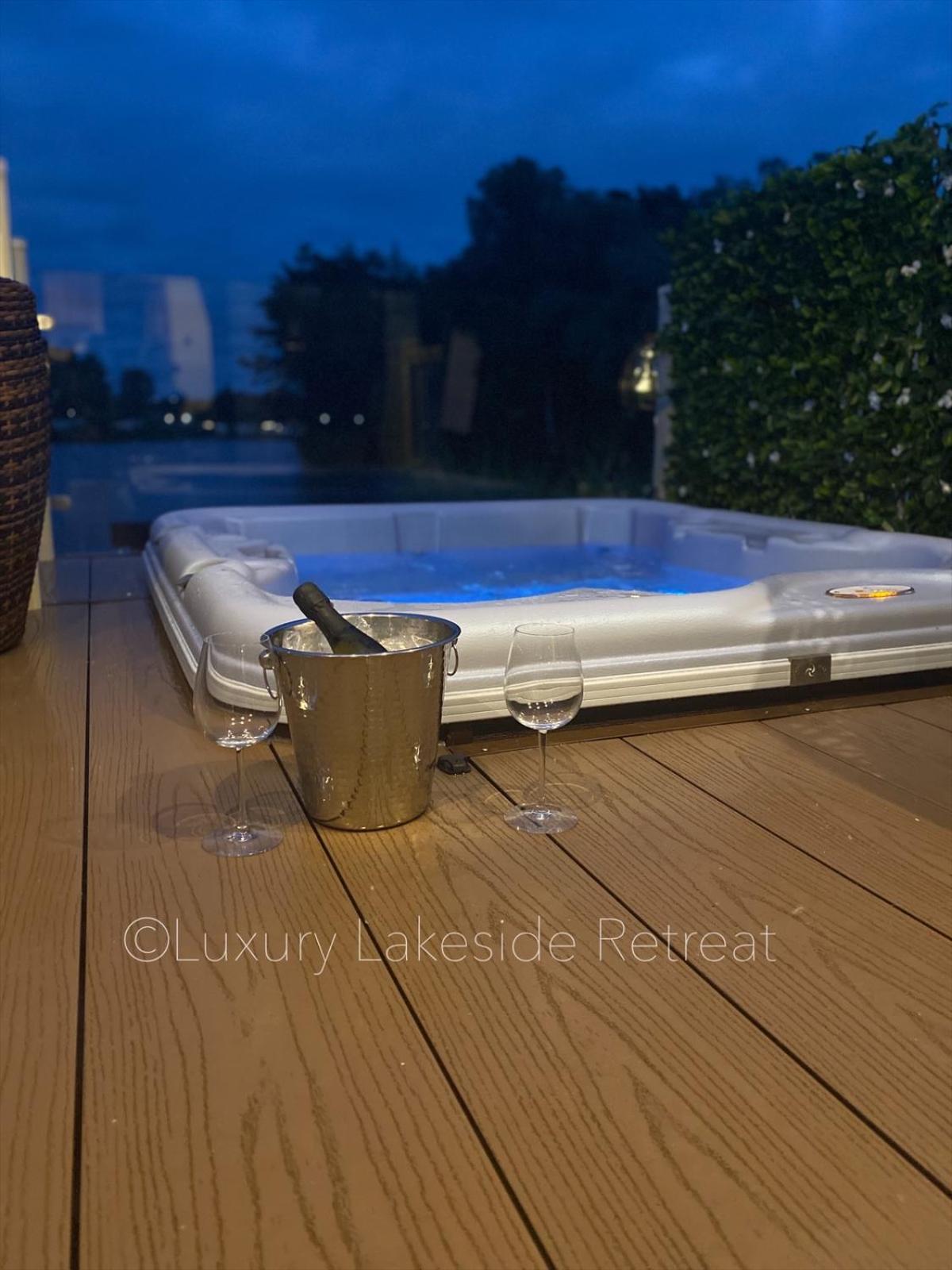 Hotel Lakeside Retreat With Hot Tub And Fishing Peg On Osprey Rise At Tattershall Lakes Country Park