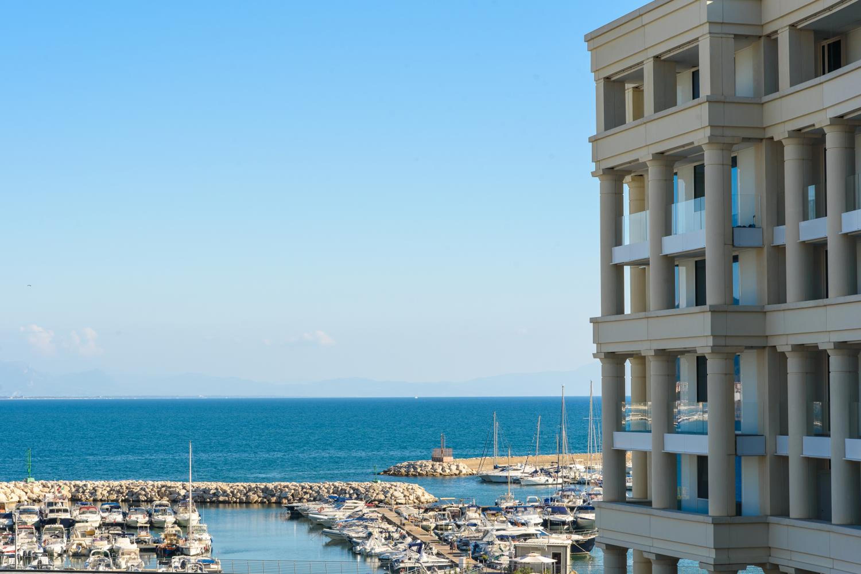 Hotel Mareluna Crescent - Luxury Seafront Experience