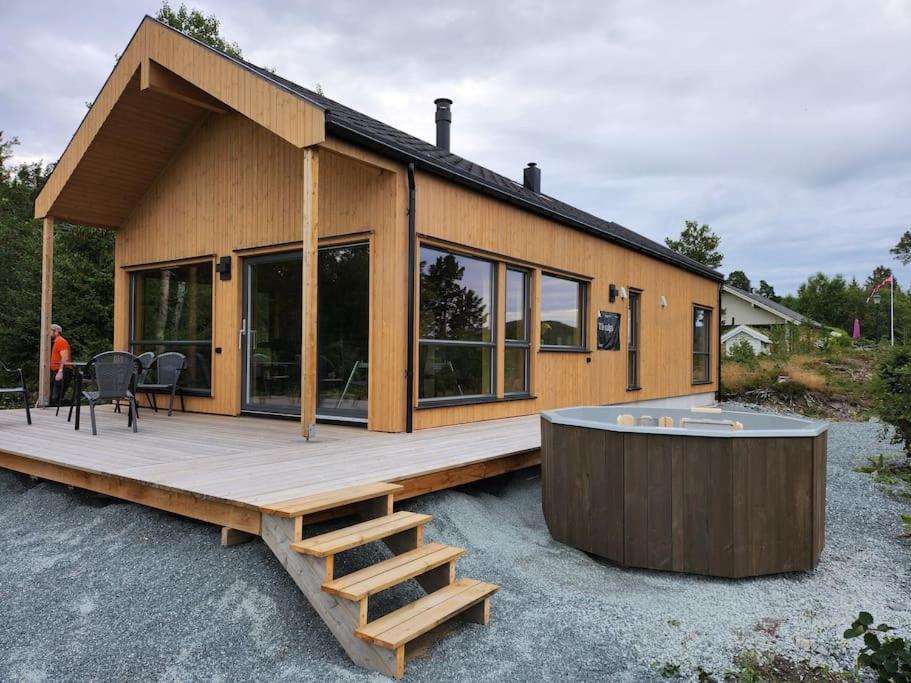 Hotel Nyoppfort Hytte Med Badestamp