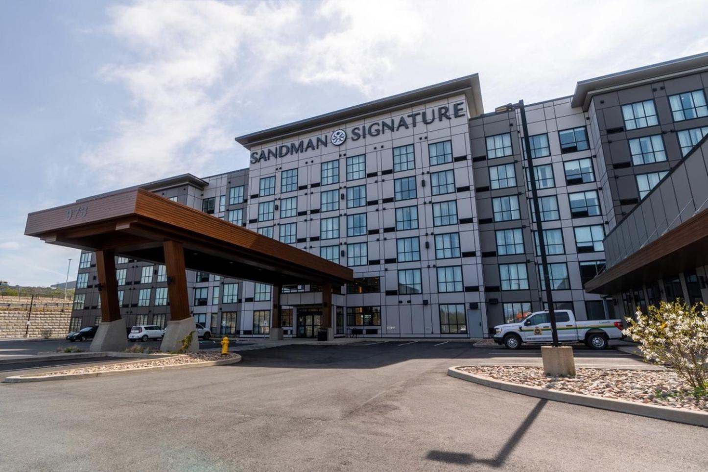 Hotel Sandman Signature Dartmouth Hotel & Suites