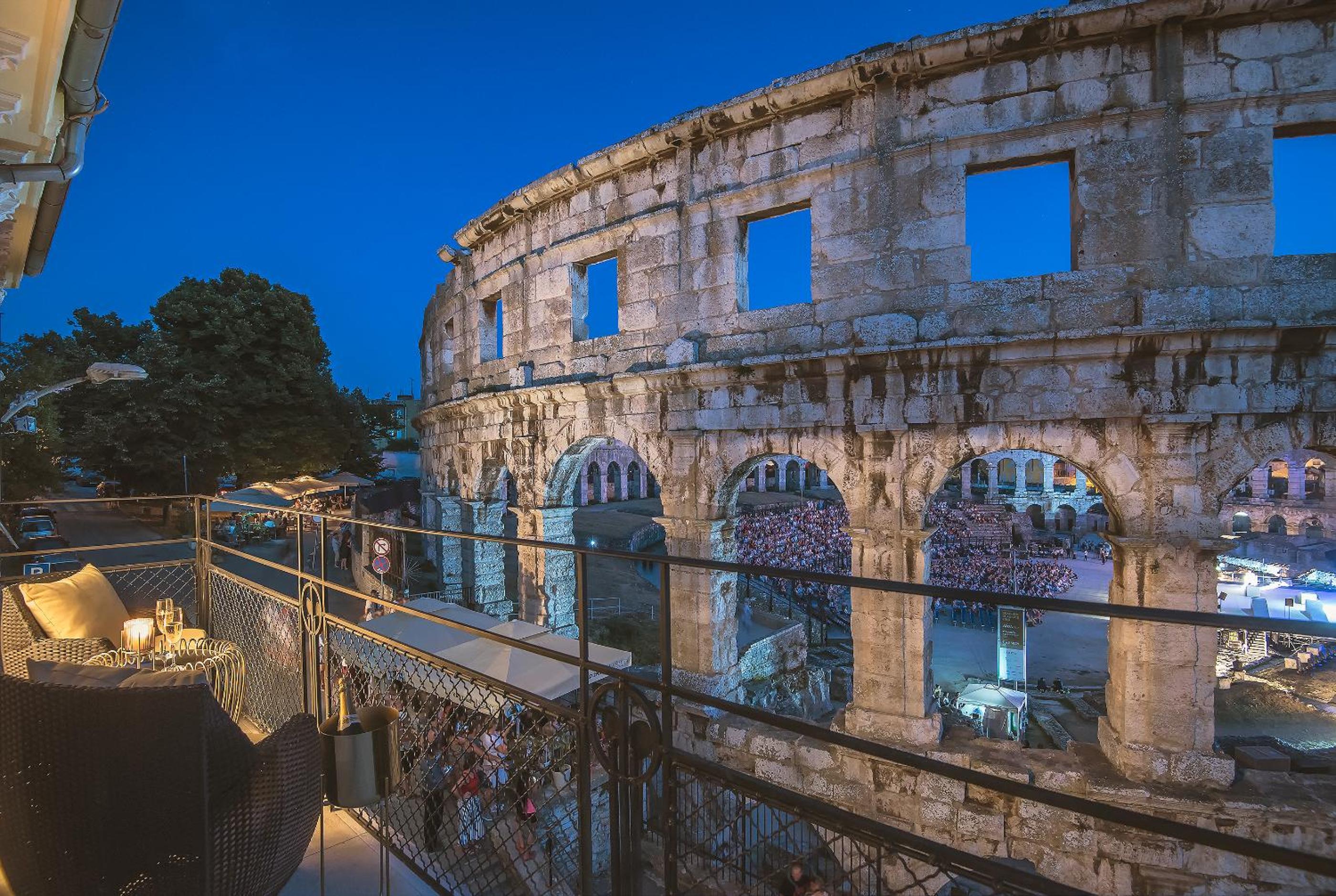 Hotel Arena & Sea View Luxurious Residence