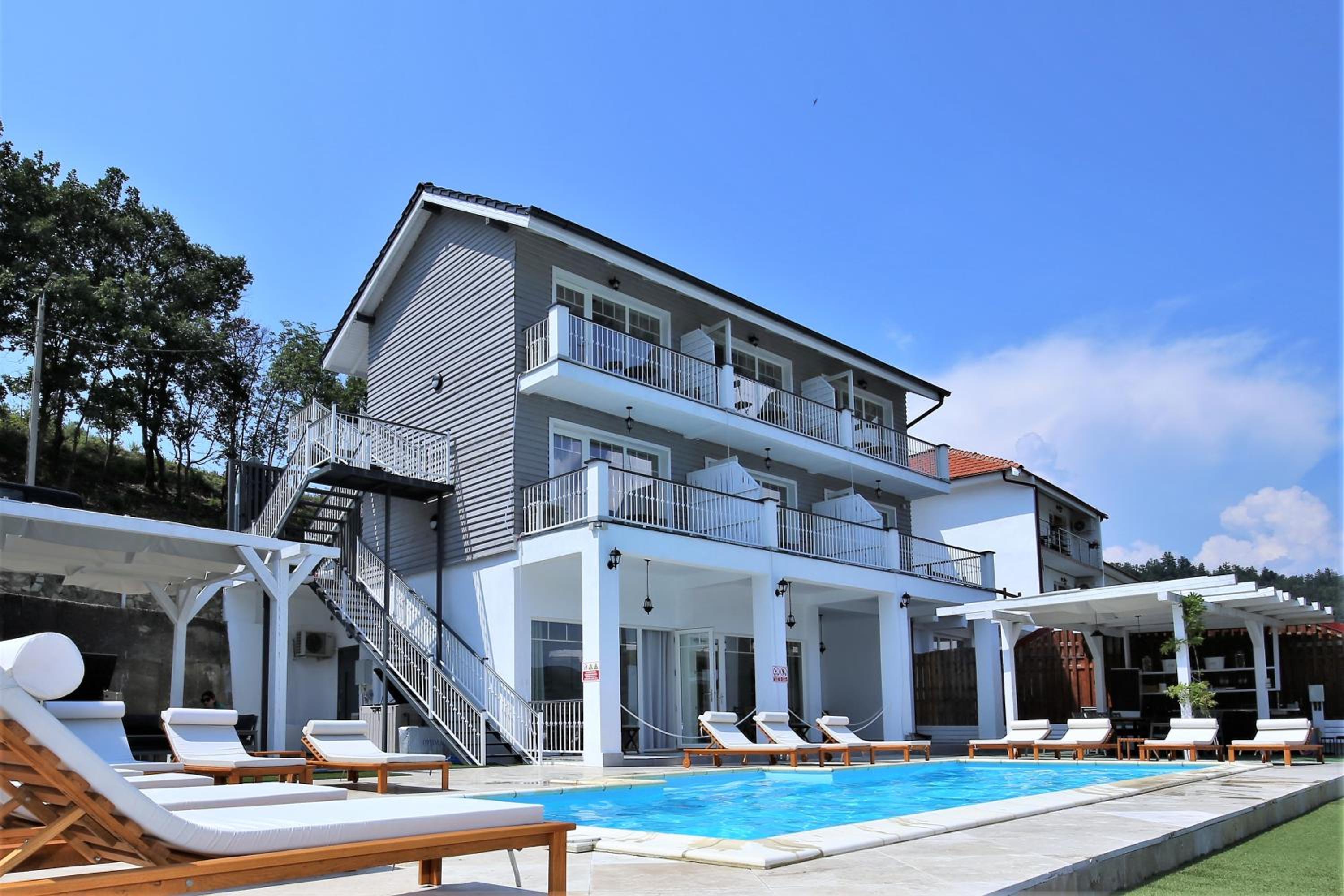 Hotel Serenity