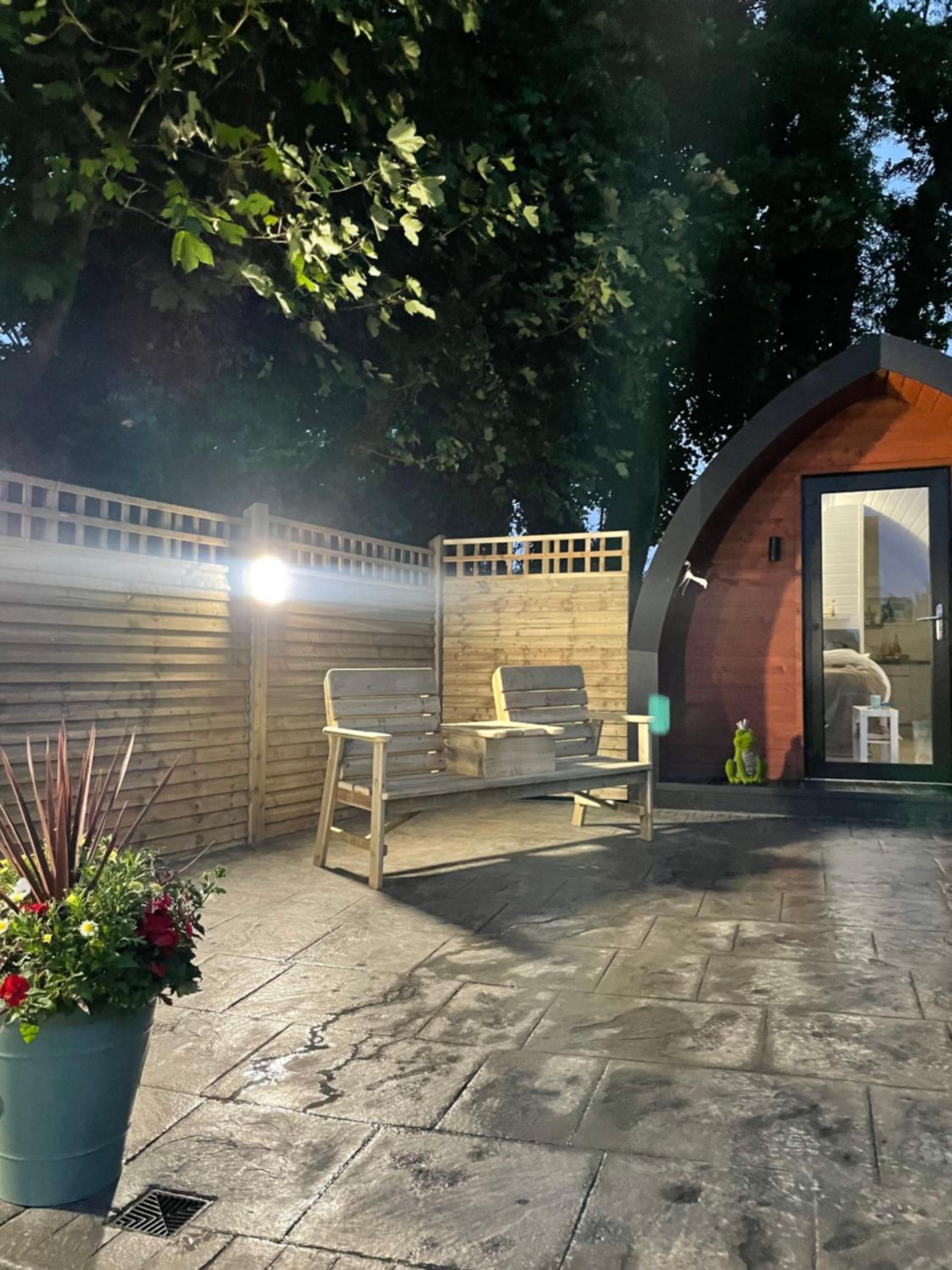 Hotel Paddock Pod - Sleeps 4 & Roofed Over Private Hot Tub