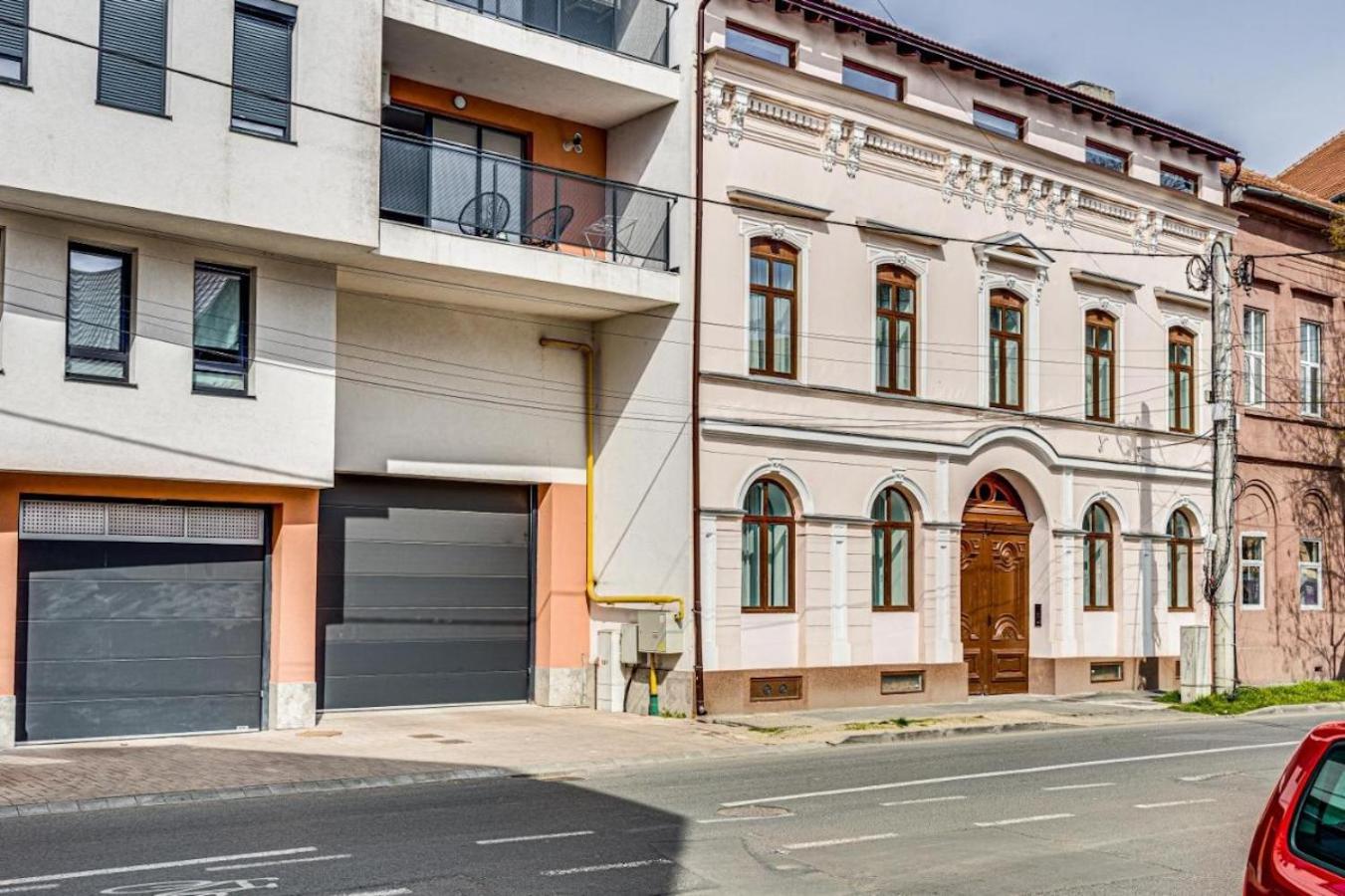 Hotel Ari Central Grand Apartment