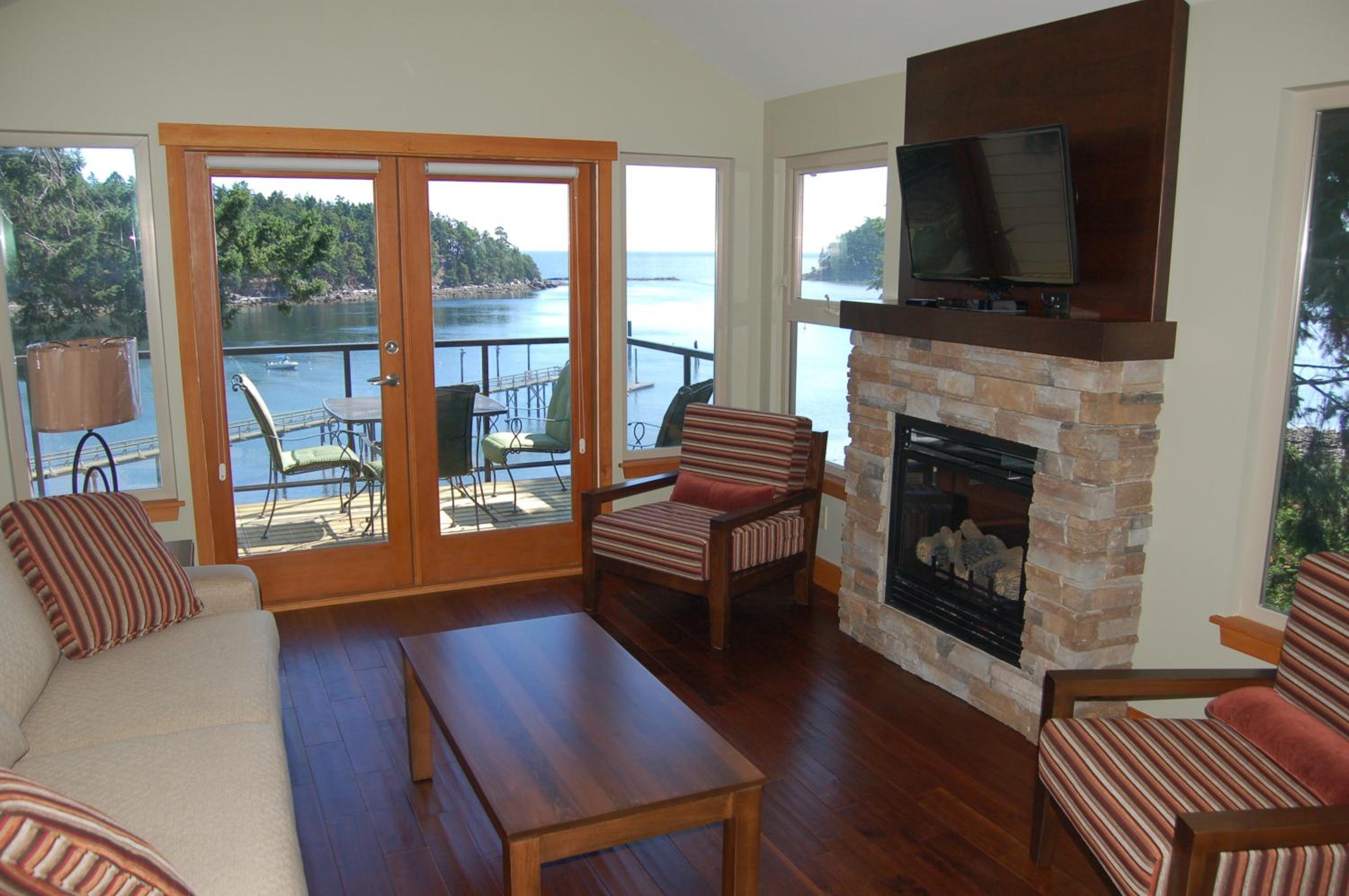 Hotel Mayne Island Resort