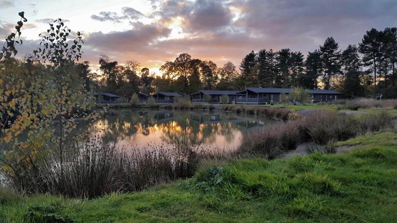 Hotel Bay Tree Lodge: Lakeside Lodge W/hot Tub & Cinema Surround Sound