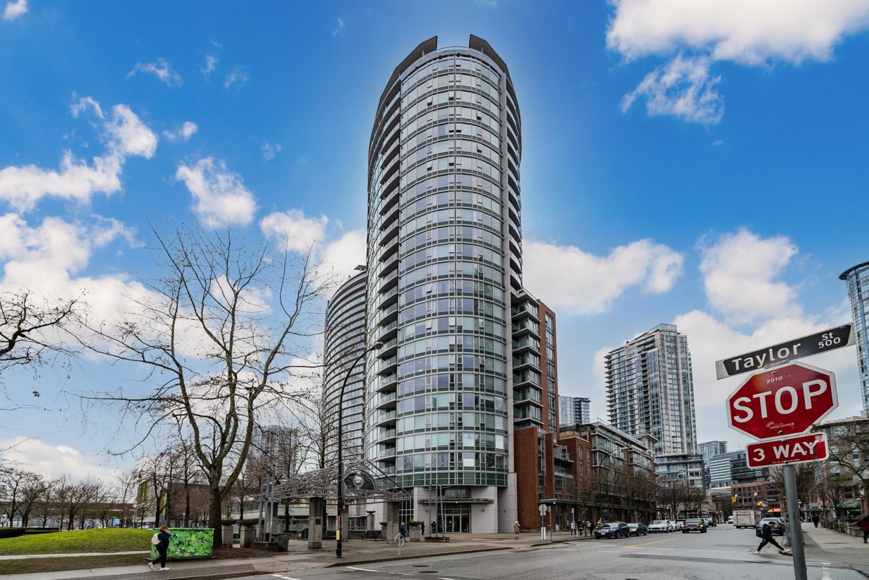 Hotel Central City Location! Cozy Condo Plus One Free Parking!