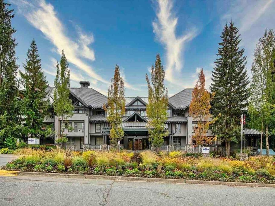 Hotel The Eden Whistler - Luxury 2 Bdrm Ski In / Ski Out