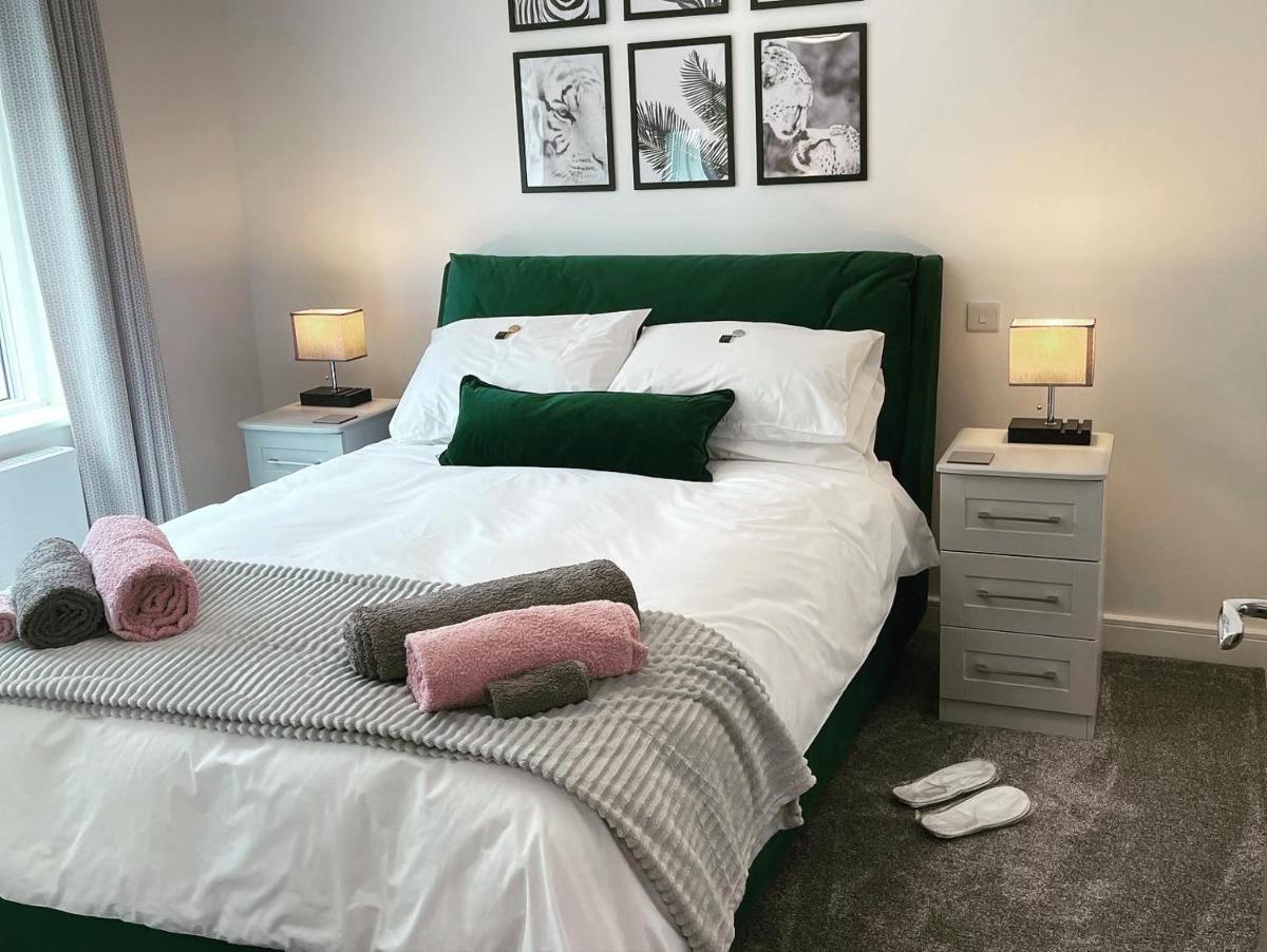 Hotel Modern 2 Bedroom Flat With Parking In Menai Bridge