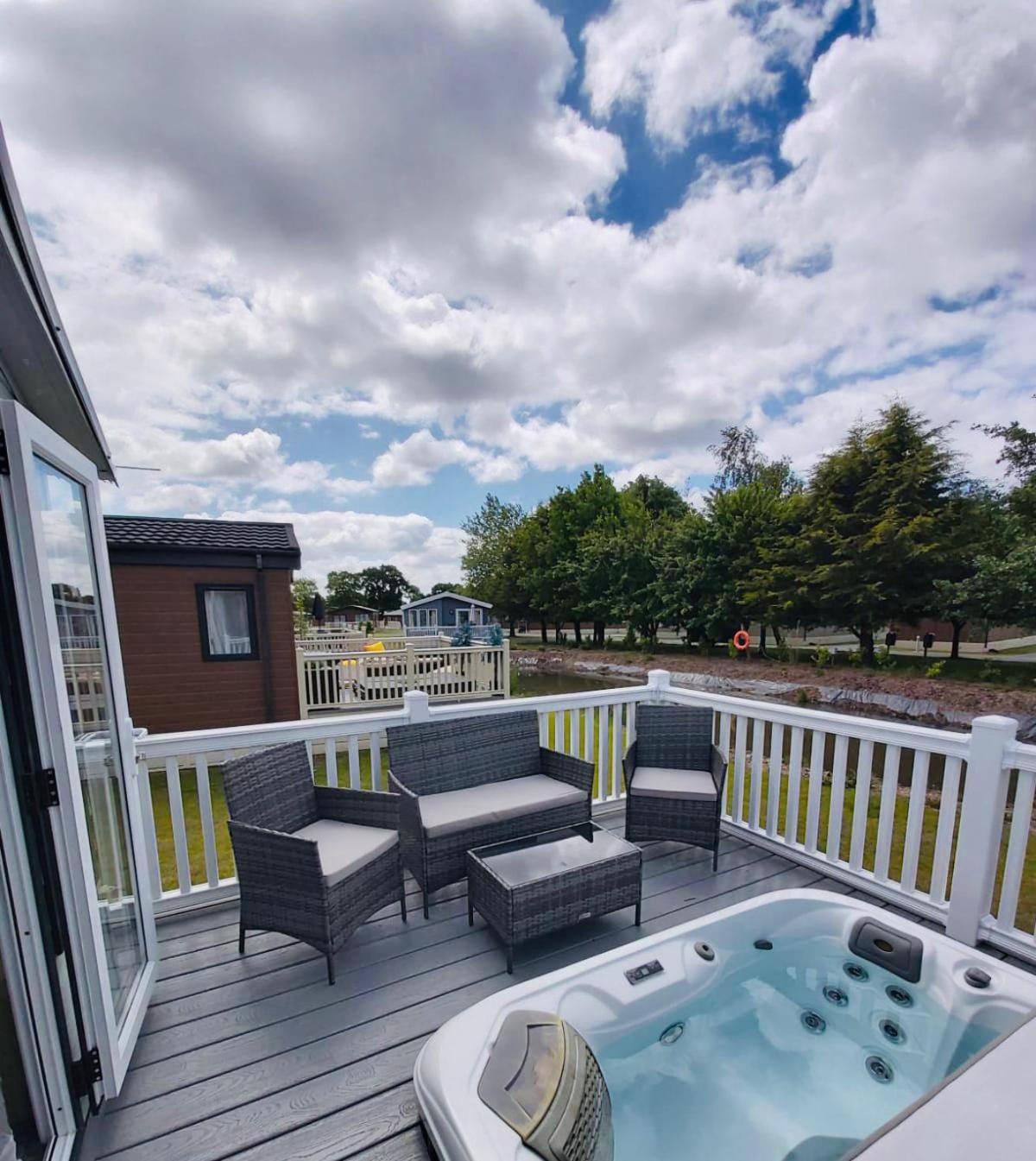 Hotel Wentbridge Lodge With Hot Tub