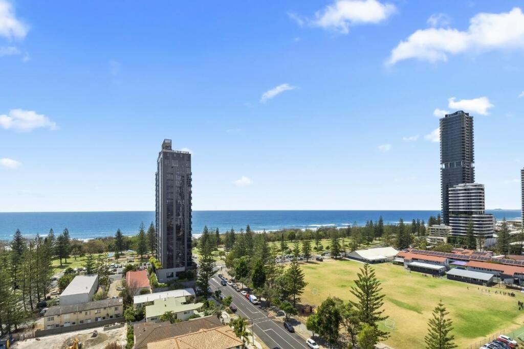 Hotel Stunning Oceanviews Apartment / Broadbeach
