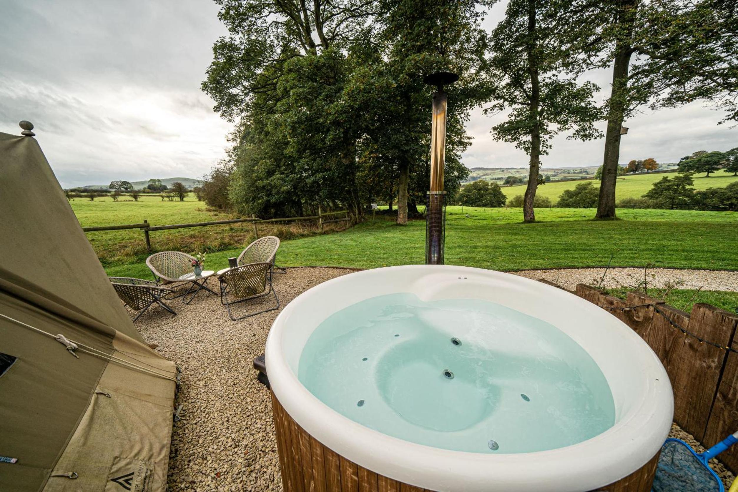 Hotel Scaldersitch Farm Boutique Camping Tipi with private wood fired hot tub