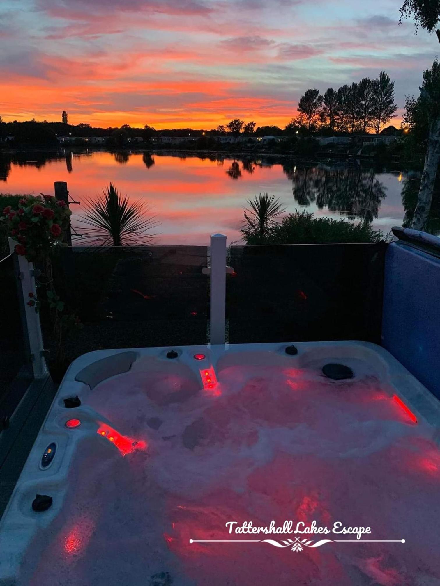 Hotel Meridian Tattershall Lakes Escape - Lakeside lodge caravan with a fishing peg LUXURY HOT TUB