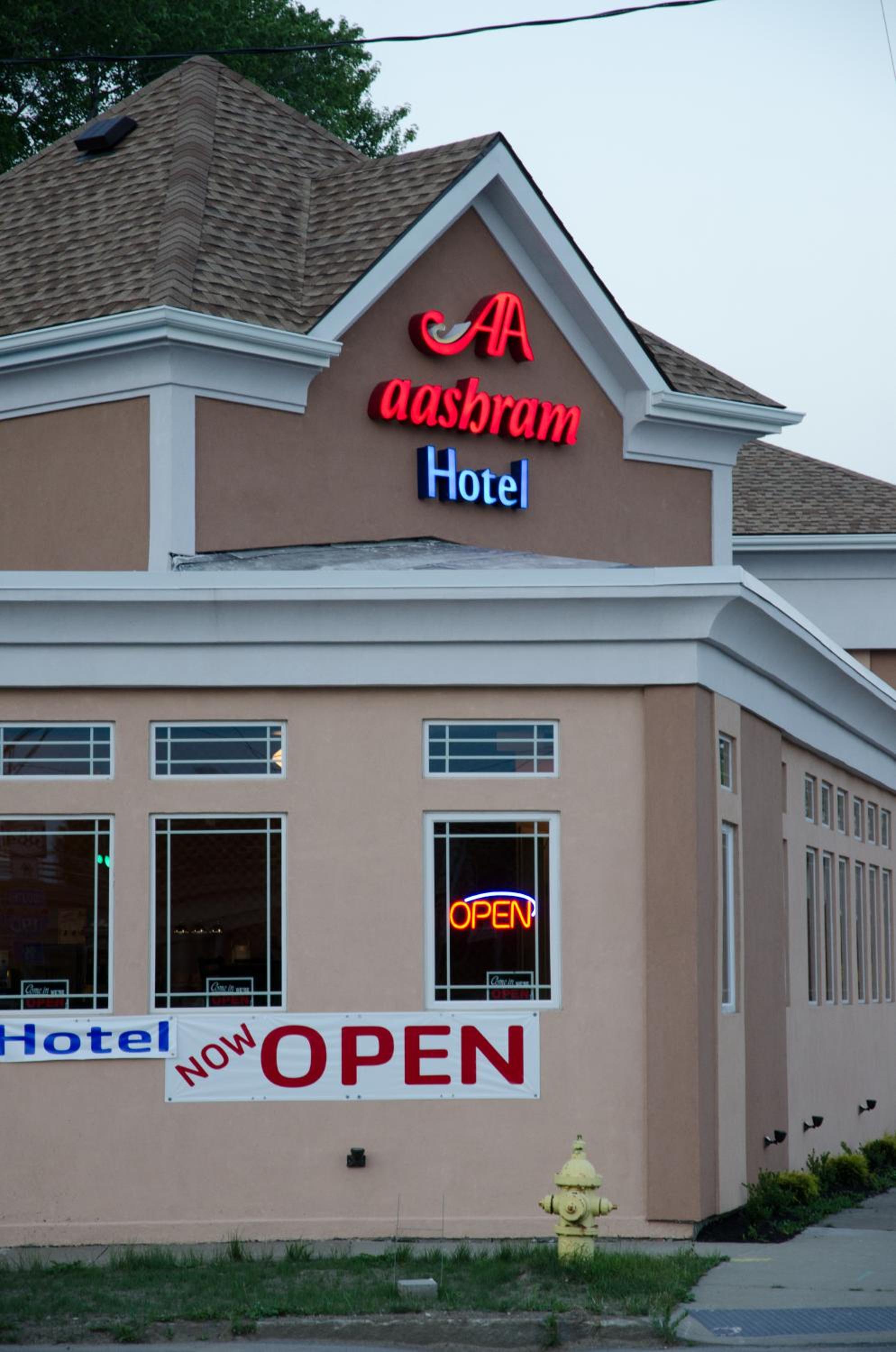 Hotel Aashram Hotel by Niagara River