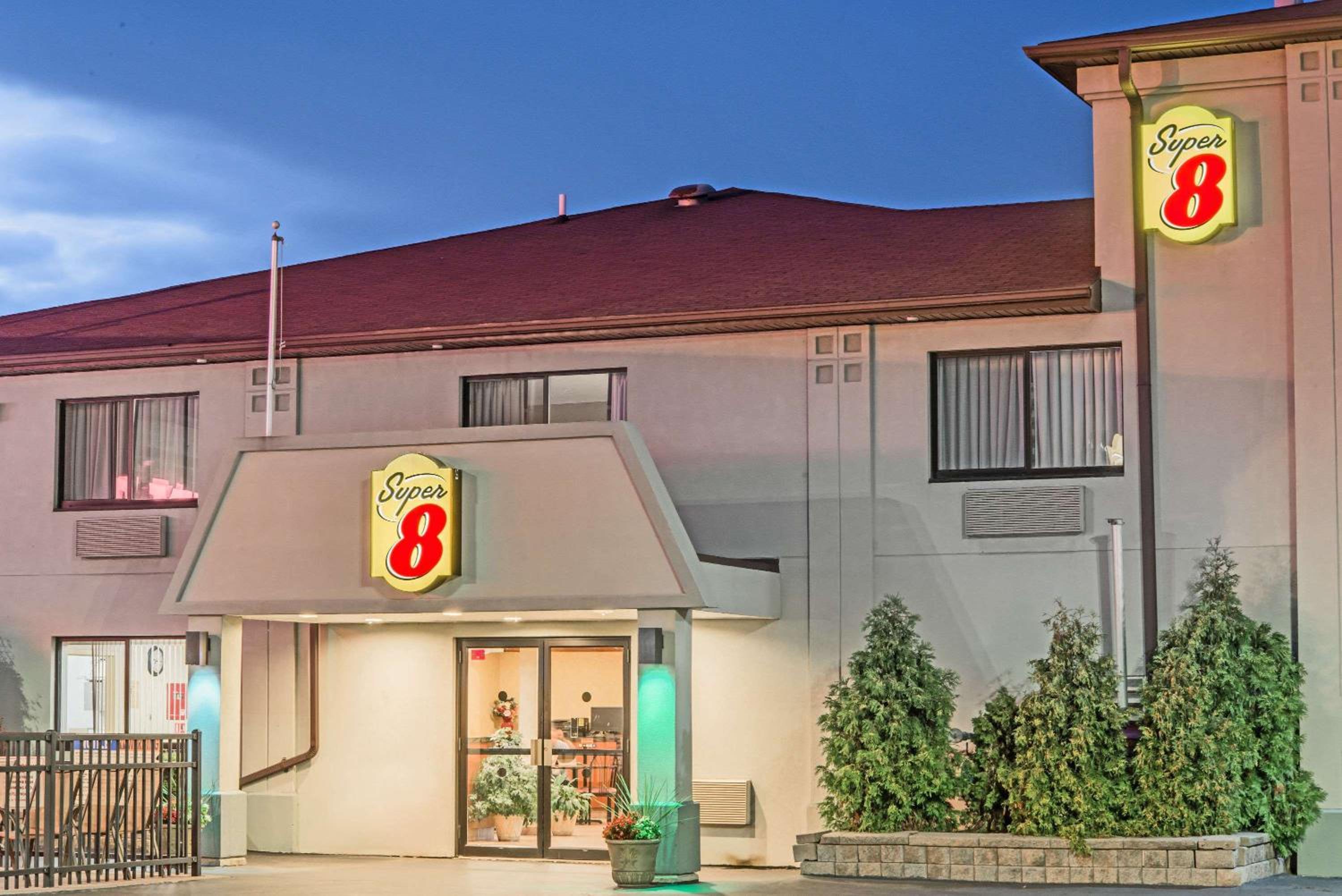 Hotel Super 8 by Wyndham Niagara Falls NY