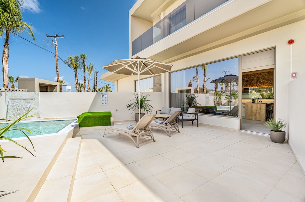 Hotel Pathos SeaSide Suites